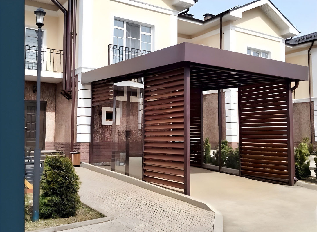 Односкатный автонавес из поликарбоната в стиле хай-тек для автомобиля с закрытыми боковинами Односкатный навес-беседка для сада